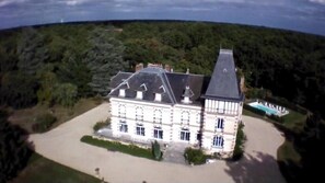 vue d avion du chateau a louer au sud de Paris