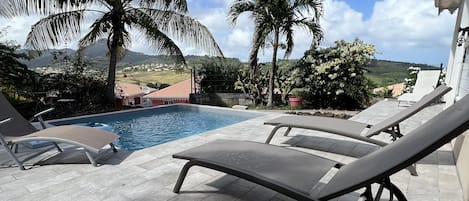 Plage piscine vue montagne