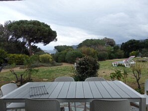 terrasse ou prendre ses repas, vue mer et montagne