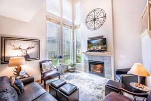 Bright & Spacious Designer Interior w Leather Sofas, Gas Fireplace, Smart HDTV, High Speed Internet