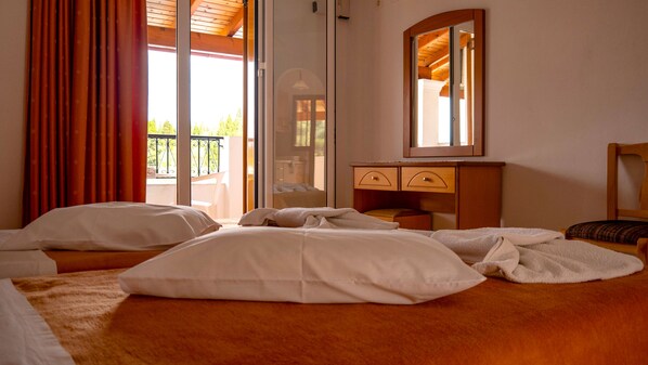 Tria Adelphia | Room 16 | Room View