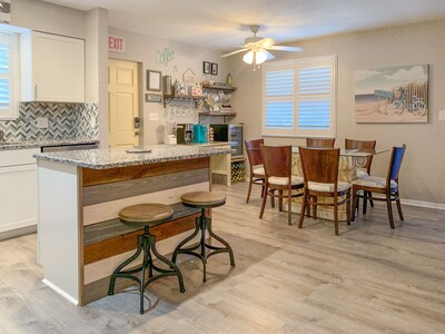 Life at Lover's Lane Upper 2 BR 2 BA, sleeps 6. Pet friendly.  720 ft to beach.