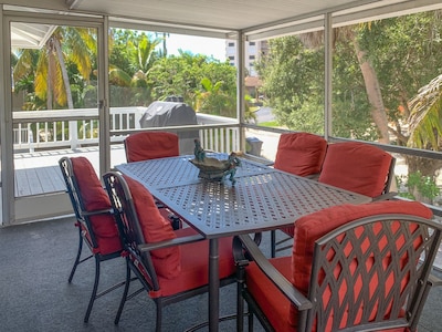 Life at Lover's Lane Upper 2 BR 2 BA, sleeps 6. Pet friendly.  720 ft to beach.