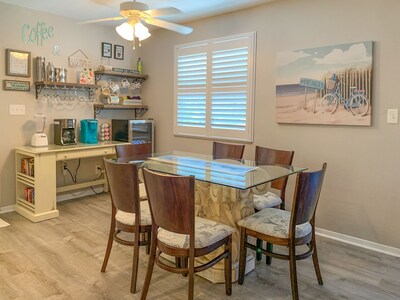 Life at Lover's Lane Upper 2 BR 2 BA, sleeps 6. Pet friendly.  720 ft to beach.