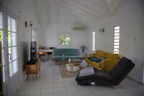 Séjour avec canapé lit