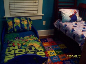 Children’s room
Complete with books and toys
