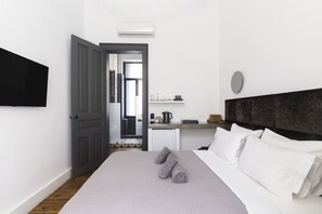 View of the bedroom and in the back the en-suite bathroom