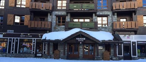 Main entrance to Manoir Savoie building, you can ski to the front door!