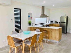 Dining for 6 people and stools for 2 at the breakfast bar