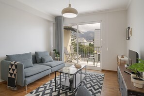 Wohnzimmer mit Balkon.