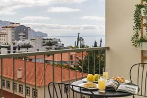 Balcon avec vue sur la mer.