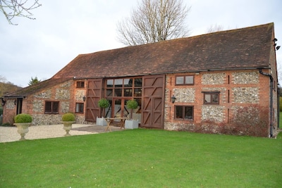 Barn conversion, 10 mins from Henley-on-Thames. Tennis court & indoor pool.