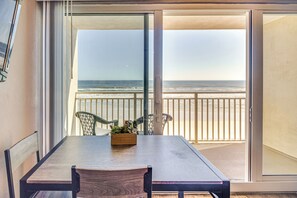 Dining Area | Dishware/Flatware Provided