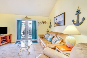 Living Room | 1st Floor | Free WiFi | Central A/C & Heat | Smart TV