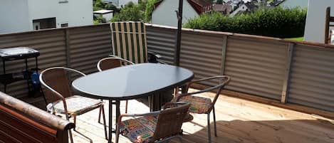 Terrasse mit Elektrogrill, Sitz und Liege Möglichkeit