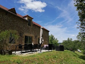 Terrasse vue sur la noyeraie en été