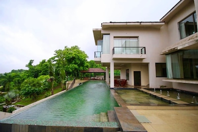 5 Bed Luxury Infinity Pool Villa With Jacuzzi