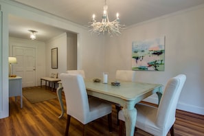 Comfortable Bluffton coastal cottage just across from the May River.