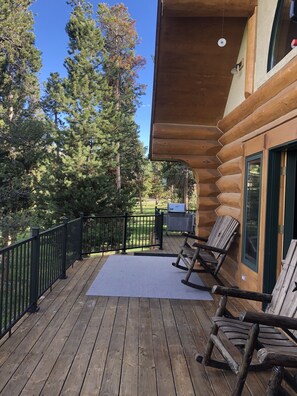 Main level deck with gas grill