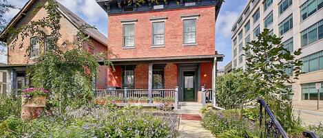 Zach's Place, Downtown Indianapolis, Restored and Updated 1870's Italianate
