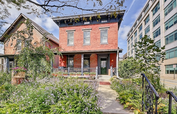 Zach's Place, Downtown Indianapolis, Restored and Updated 1870's Italianate