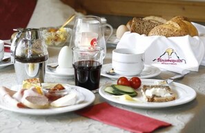 Haus Vierjahreszeiten (Bodenmais)-Ihr-Frühstück