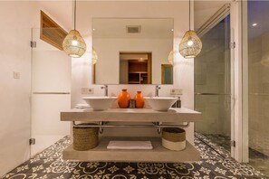 Spacious bathroom 
