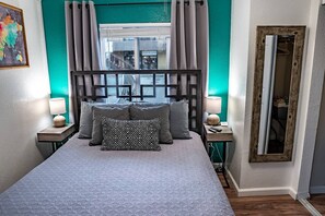 Queen size Temperpedic mattress. Roku smart TV 