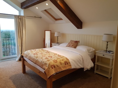Luxury 5 star cottage with 4 ensuite bedrooms and beautiful views