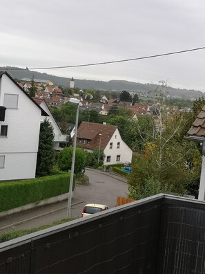 Der Ausblick vom Balkon auf den Ort und Vaihingen an der Enz.