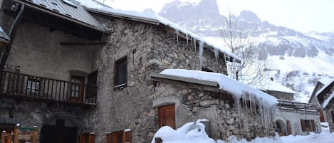 entrée sud et terrasse en hiver la fontaine est sous la neige