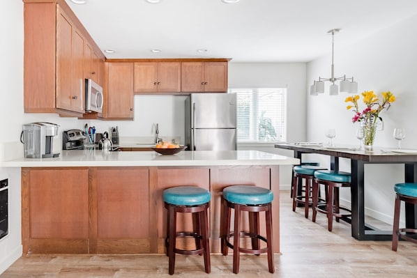 Full kitchen with eat-in bar area (1)