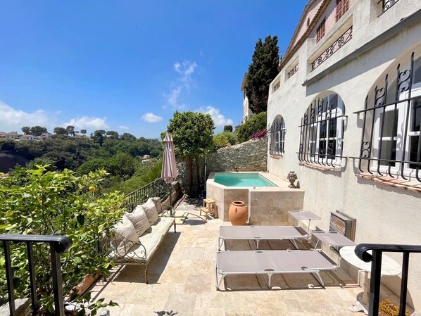 Les Passerilles terrace with dipping pool