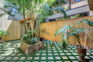 Enter through the Hawaiian-inspired courtyard