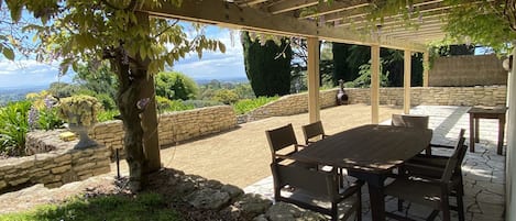 Pétanque court with table and chairs