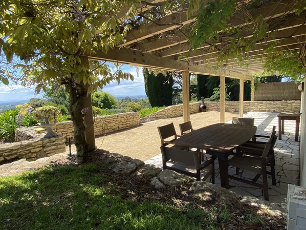 Pétanque court with table and chairs