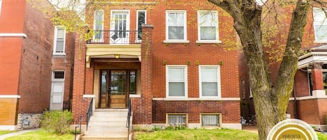 This beautiful, brownstone home is the perfect place for your trip to St. Louis.