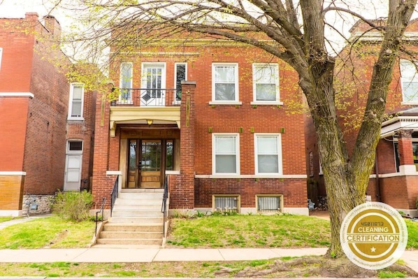 This beautiful, brownstone home is the perfect place for your trip to St. Louis.