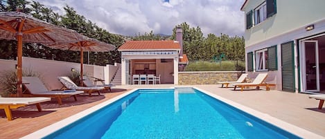 Private, heated pool  8m * 3,5m and fully equipped summer kitchen with TV