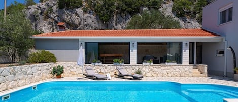 Villa Pasika with private pool, summer kitchen, BBQ, 4 bedrooms