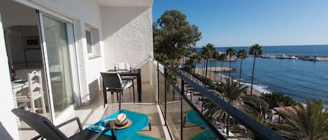 Super Marbella SKOL. 3 pools.  Two huge terraces, free WIFI, UK  TV Channels,