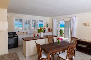 Dining area & kitchen