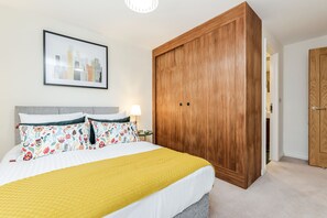 Master Bedroom with Luxury Linen and En-Suite Bathroom