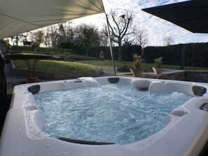 SPA de 7 places sur la terrasse avec vue sur le Jardin