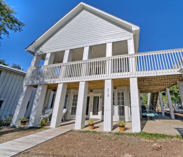 Embrace coastal charm in this spacious 4-bed, 2-bath retreat, perfect for your next beach getaway