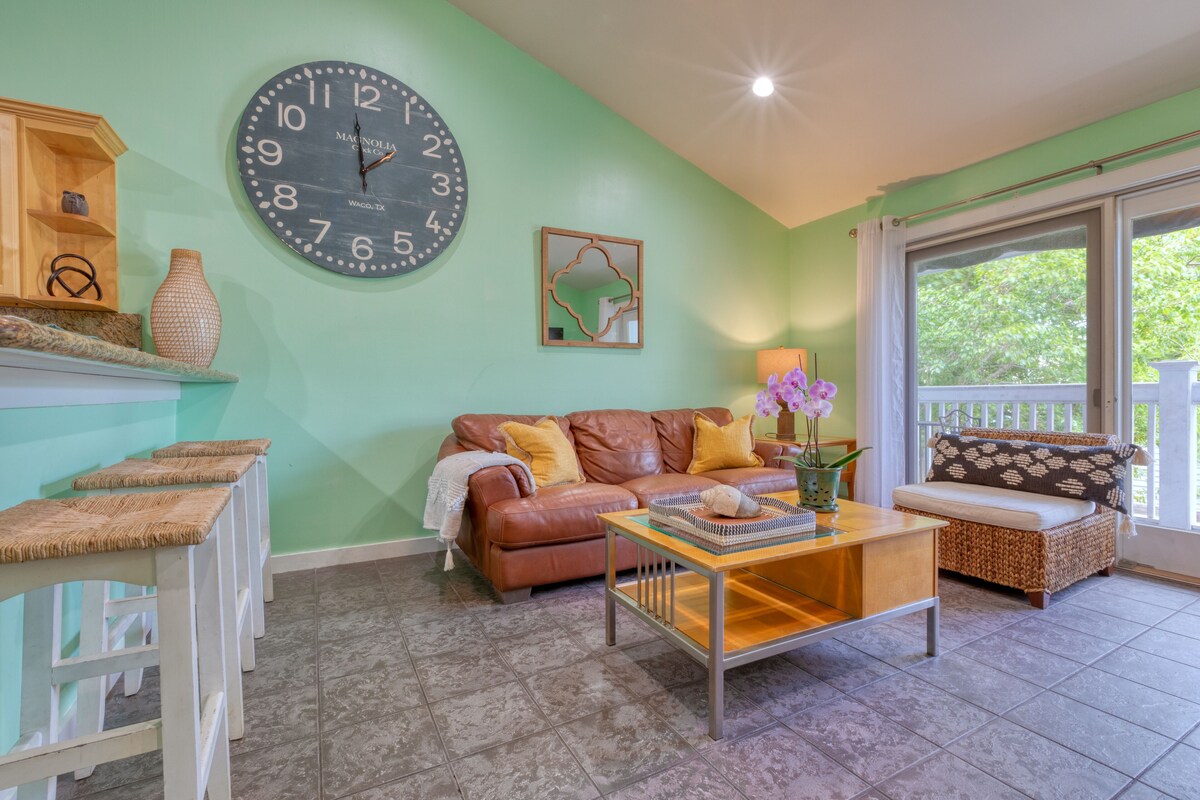 JUST OFF DUVAL~ 2nd Floor Condo in Center of Duval St. with Parking Space!
