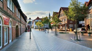 Außenansicht Auenglück im Von Cölln Hof - Historische Fassade mit Fußgängerzone