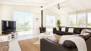 Light and bright living spaces with electric fireplace 
