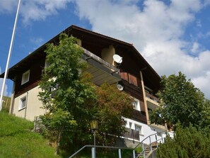 Himmel, Pflanze, Gebäude, Wolke, Fenster, Baum, Haus, Holz, Urban Design, Steigung