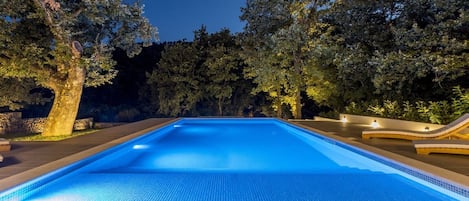 Kommen Sie in die Villa Ventura und übernachten Sie in einer luxuriösen Unterkunft, 30 Minuten von der Stadt Split entfernt

